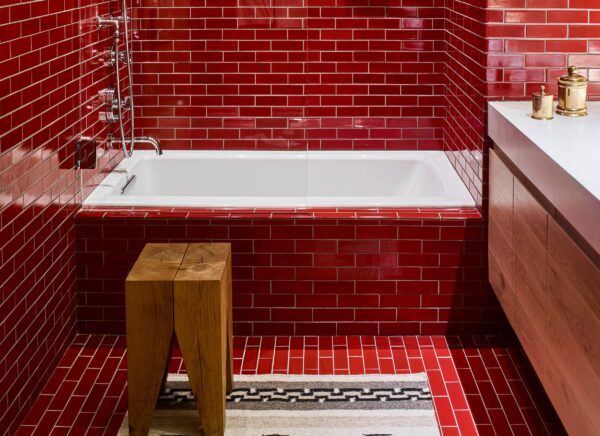 Yellowstone Suite - Bathtub with Red Tile