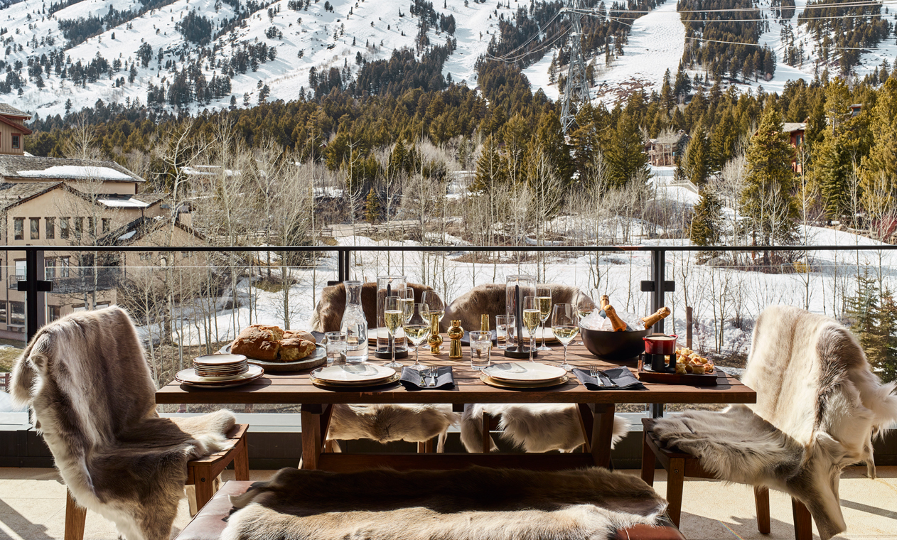 Outdoor dining overlooking mountains at Caldera House